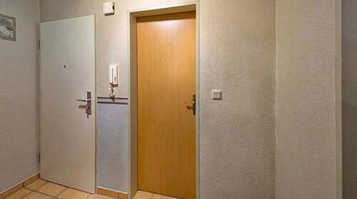 Flur mit Eingangstür + Bad - 