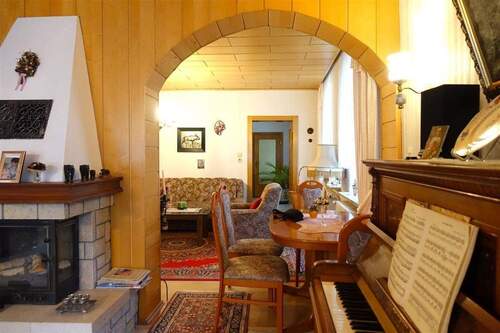 Blick vom Wohnzimmer zur Küche und Bad EG - 