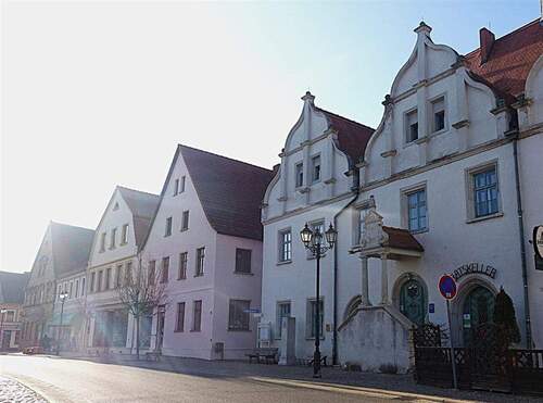 Straßenansicht links - Mehrfamilienhaus, Wohnhaus mit 300,00 m&sup2; in Kemberg zum Kaufen