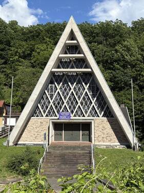 Außenansicht - DER BESONDERE ORT ZUM WOHNEN, göttliches Kirchengebäude mit Gemeinderäumen, Stellplätze, zur gewerblichen oder privaten Nutzung, Meinhard-Grebendorf