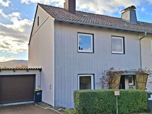 Hausansicht Nordseite - Doppelhaushälfte mit Garage in gefragter Lage von Ahnatal-Kammerberg - mit attraktiver Fernsicht!