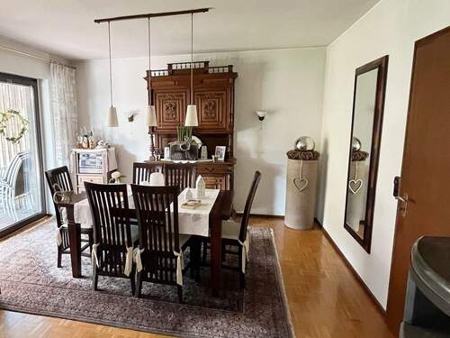 ...und hellem Essplatz - 