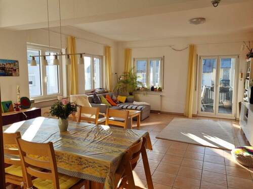 Wohnzimmer Blick nach Süden - 4 Zimmer Etagenwohnung zum Kaufen in Remseck