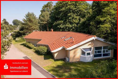 Hausansicht - modernisiertes Ferienhaus mit Pool in Strandlage