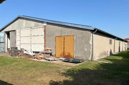 Seitenansicht mit hinterer Einfahrt - Halle in Kemberg zum Kaufen