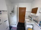 Bad mit Dusche Waschbecken Toilette - 