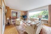 Großzügiges Wohnzimmer - 