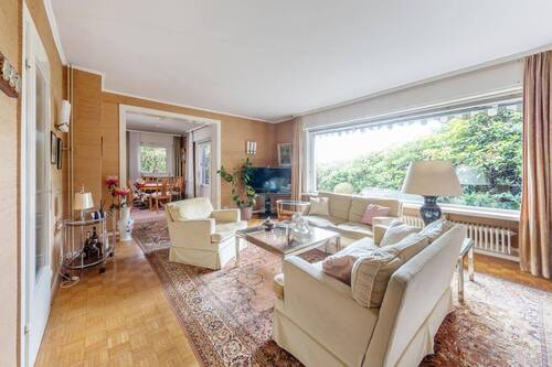 Großzügiges Wohnzimmer - 