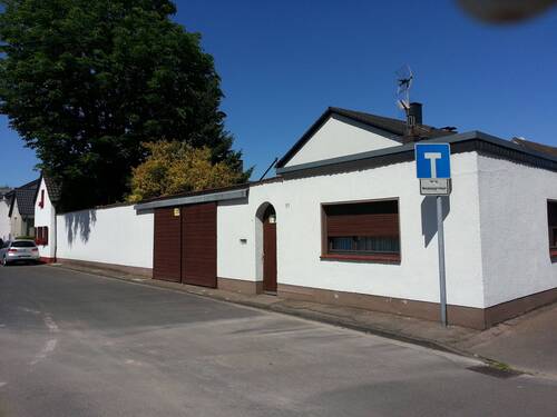 Strassenansicht - RESERVIERT!!! Sanierungsobjekt Potential vorhanden mit schönem Grundstück in Porz-Wahn