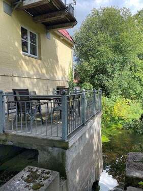 Küchenbalkon über dem Bachlauf - 