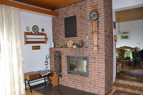 mit einem Kamin im Wohnzimmer - 