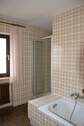 Bad mit Fenster und Badewanne - 