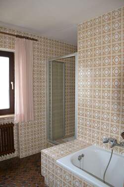 Bad mit Fenster und Badewanne - 