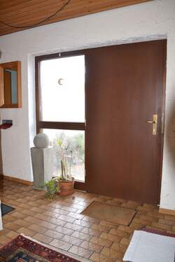 Herzlich willkommen, Windfang mit Garderobe - 6 Zimmer Einfamilienhaus zum Kaufen in Crailsheim