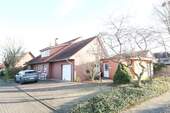 Bild - Topgelegenes, schickes Einfamilienhaus mit Praxisanbau, Garage und schönem Garten