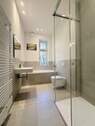 Badezimmer mit Wanne u. Dusche - 