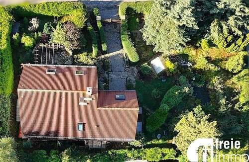 Dachlandschaft und Gartenblick - 