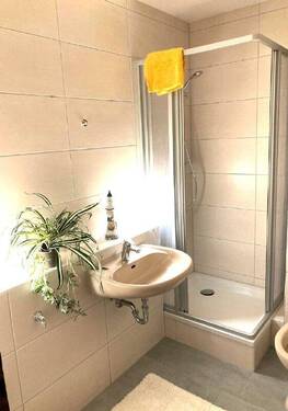Bad mit Dusche - 1 Zimmer Etagenwohnung in Roßlau