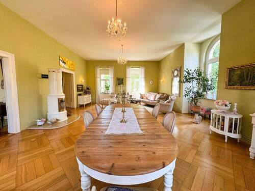 Elegantes Esszimmer mit Kaminofen - 