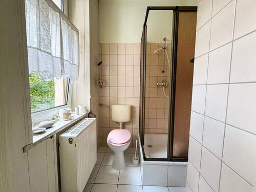 Kleines Badezimmer mit Dusche - 