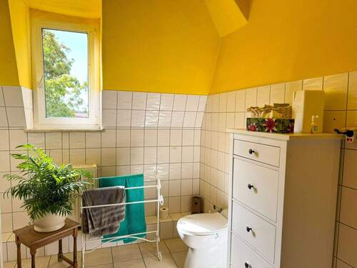 Badezimmer im Dachgeschoss mit ebenerdiger Dusche - 