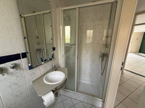 Gäste-WC mit Dusche - 