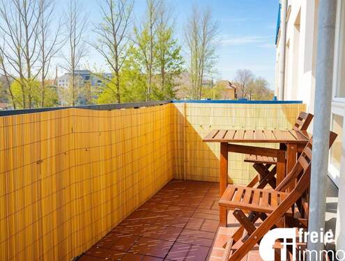 Balkon mit Weitblick (KI - generiert) - 3 Zimmer Etagenwohnung zum Kaufen in Dresden