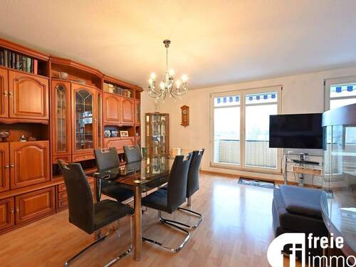 Wohnzimmer mit Zugang Balkon - 