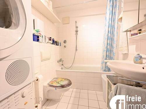 Bad mit Wanne und WM-Anschluss - 