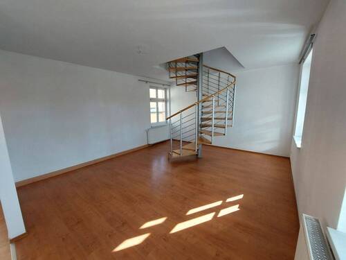 das Wohnzimmer - Etagenwohnung mit 97,90 m&sup2; in Grimma zur Miete