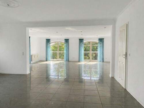 Wohn- und Essbereich - Großzügige Wohnung mit Garten! - 1.800,00&nbsp;EUR Kaltmiete, ca.&nbsp; 265,00&nbsp;m&sup2;&nbsp;Wohnfl&auml;che