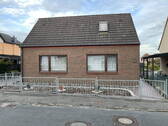 Bild 1 - Freistehendes Einfamilienhaus mit Garten