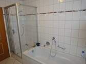 Bad mit Wanne und Dusche - 