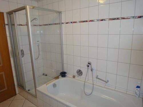 Bad mit Wanne und Dusche - 