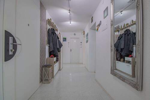 Flur - 4 Zimmer Etagenwohnung zum Kaufen in Lottstetten