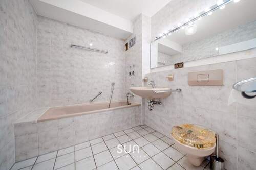 BADEZIMMER MIT WANNE - 