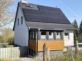 Haus von Straße aus mit PV - 7 Zimmer Einfamilienhaus zum Kaufen in Poseritz