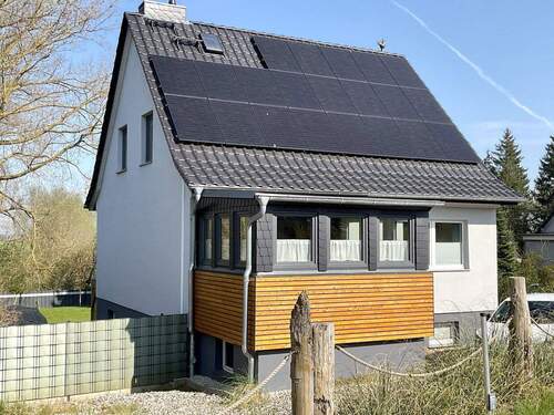 Haus von Straße aus mit PV - 7 Zimmer Einfamilienhaus zum Kaufen in Poseritz