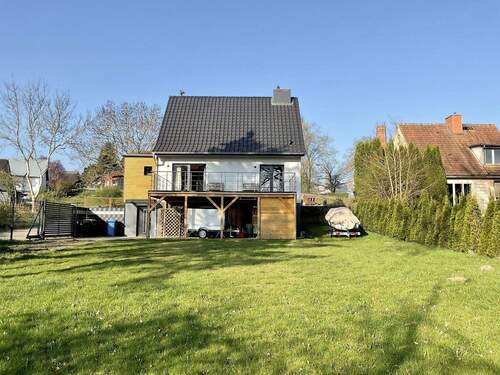 Haus von Garten aus - 7 Zimmer Einfamilienhaus in Poseritz