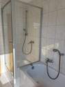 Badezimmer mit Dusche & Wanne - 