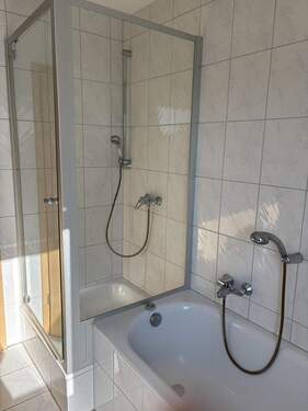 Badezimmer mit Dusche & Wanne - 
