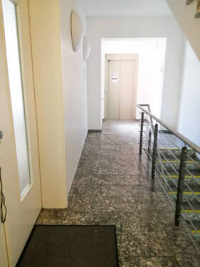 Flur mit Fahrstuhl - Büro in Saalfeld/Saale zur Miete