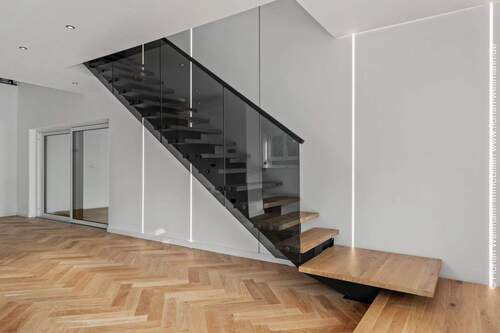 Elegante Treppe zum Obergeschoss ... - 