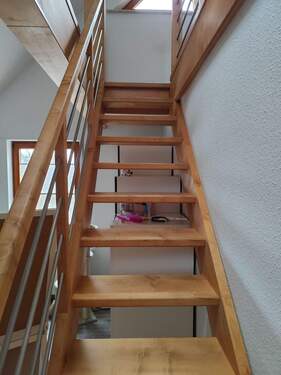 Holztreppe vom OG in das ausgebaute DG - 