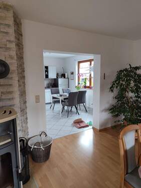 Blick vom Wohnzimmer in die Küche - 