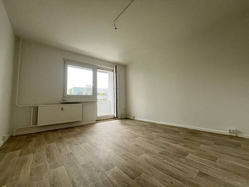 Wohnzimmer mit Blick zum Balkon - 