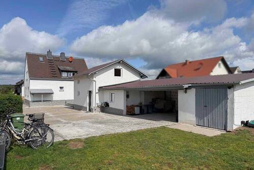 Außenansicht neu - Attraktives Wohnpaket: Saniertes Zweifamilienhaus + Nebengebäude als eigene Einheit in Staffelbach