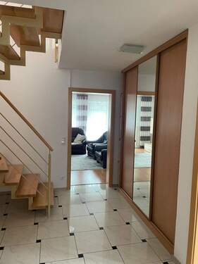 Sicht ins Wohnzimmer und Treppe OG - 