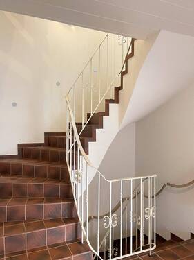 die Treppe nach oben bzw. in den Keller - 