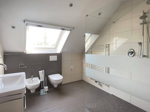 modernisiertes Bad mit Walk In Dusche - 